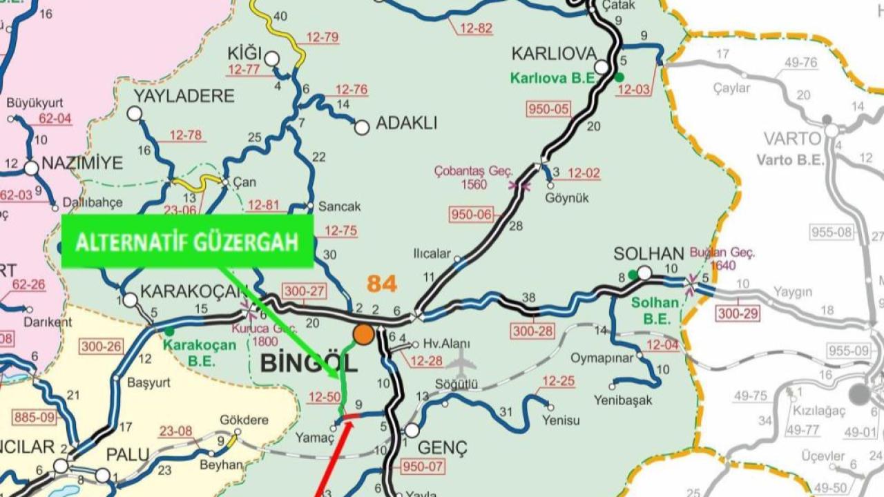 Toprak kayması riski yolu araç trafiğine kapattı