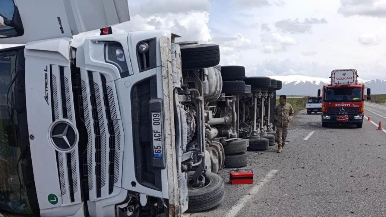 Toprak yüklü tır yan yattı