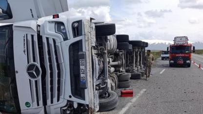 Toprak yüklü tır yan yattı