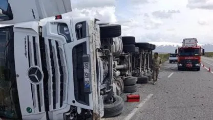 Toprak yüklü tır yan yattı