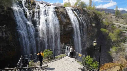 Tortum Şelalesi baharın gelişiyle coştu