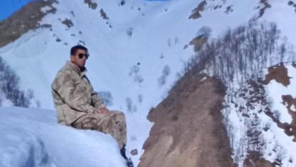 Üzerinde oturduğu buz kütlesi kırılınca uçuruma yuvarlandı