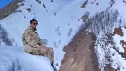 Üzerinde oturduğu buz kütlesi kırılınca uçuruma yuvarlandı