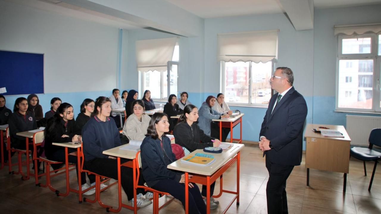 Vali Polat’ın okul ziyaretleri devam ediyor