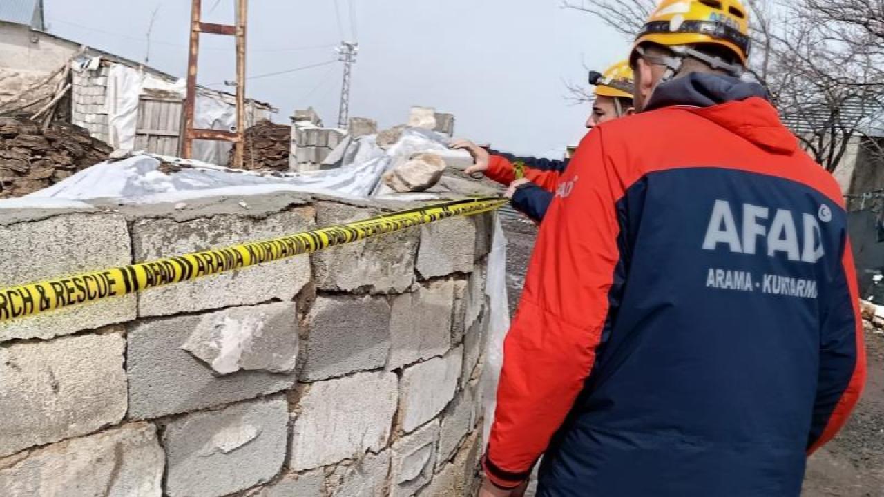 Van depremiyle bir ahır kısmen yıkıldı