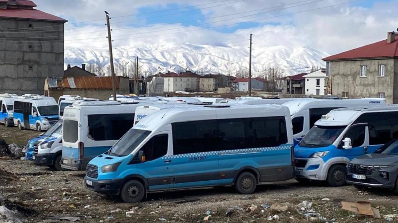 Yüksekova’da Şehir İçi Servisler Durdu