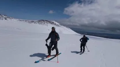 Zirveye ulaşamadılar, kayarak indiler