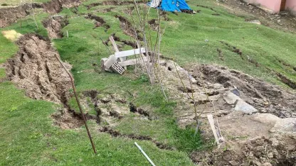 Ağrı’da heyelan evlerin çevresinde yarıklar oluşturdu