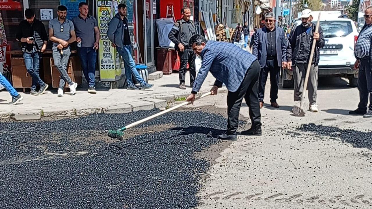 Akyaka’da bozulan yollara asfalt takviyesi