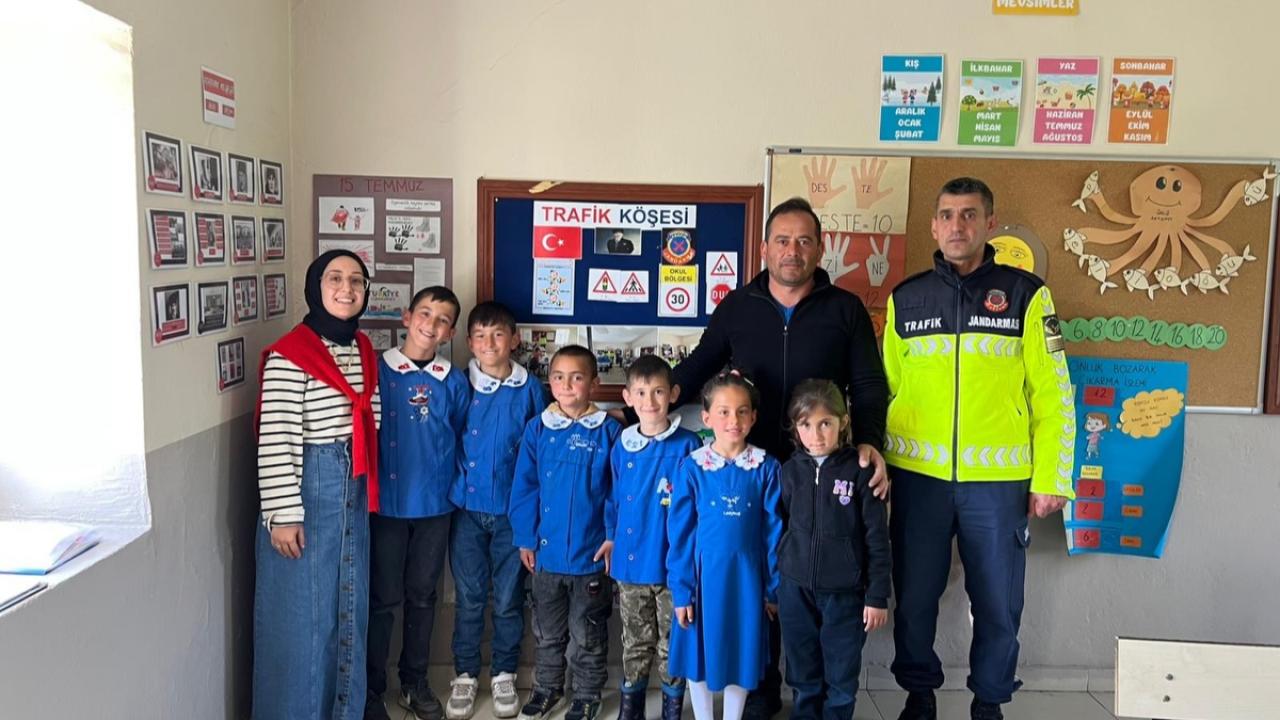 Akyaka’da minik trafik dedektifleri eğlenerek öğrendi