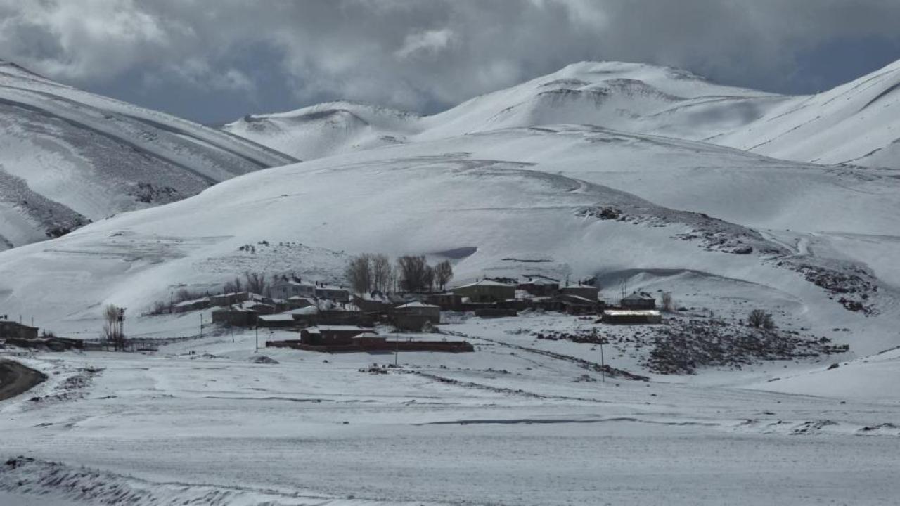 Baharda kış geri döndü köy yolları ulaşıma kapandı