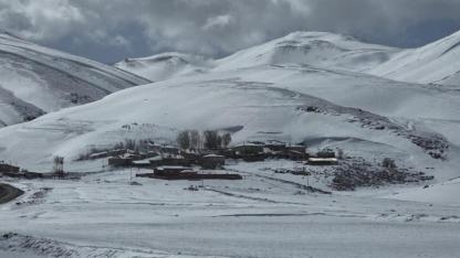 Baharda kış geri döndü köy yolları ulaşıma kapandı