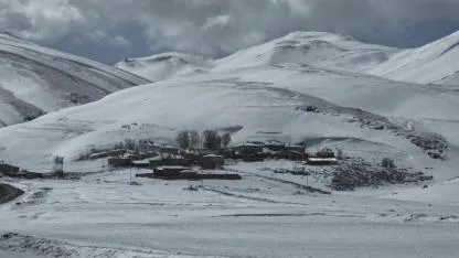 Baharda kış geri döndü köy yolları ulaşıma kapandı