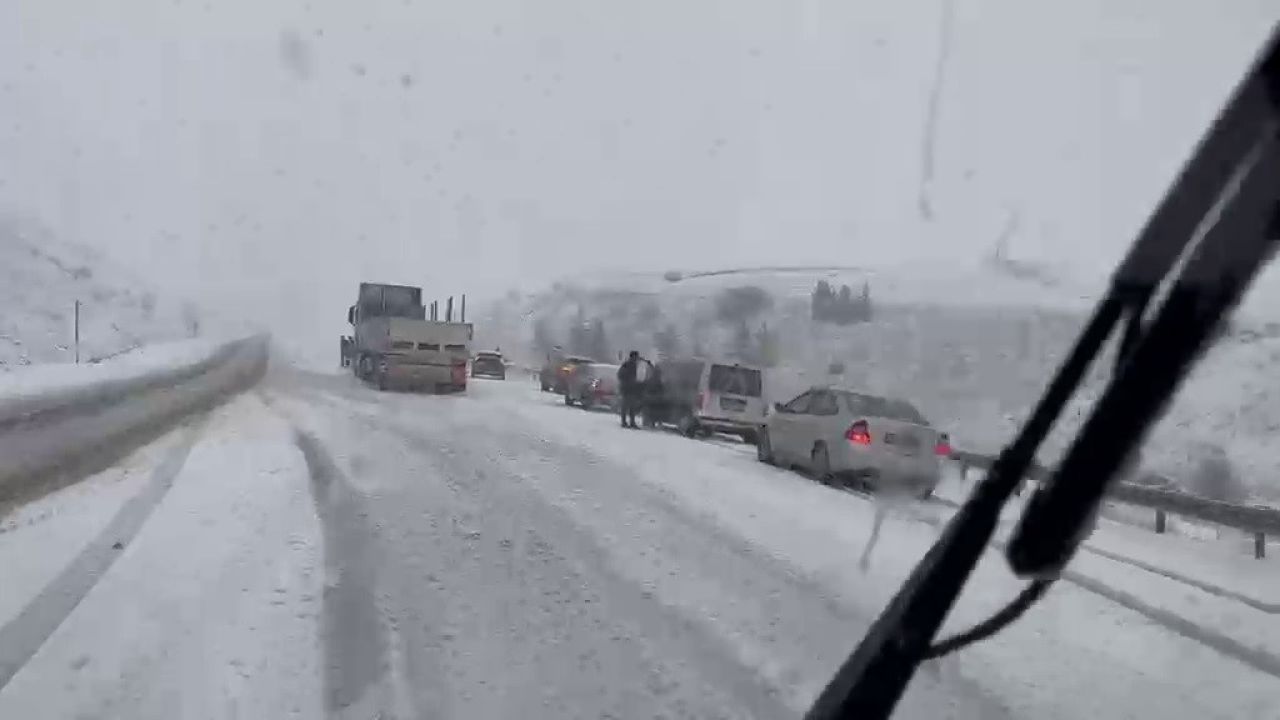 Erzurum’da Mayıs’ta kar sürprizi