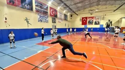 Vali Polat genç sporcularla file önüne geçti