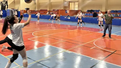 Filede vali sürprizi; Ziya Polat genç sporcularla voleybol oynadı