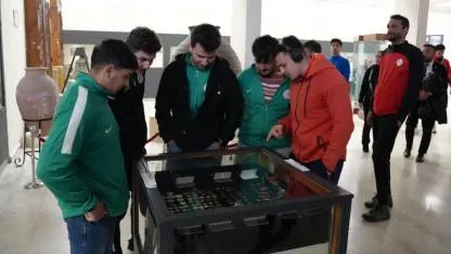 Güreşçiler Kars Müzesi'ni gezdi