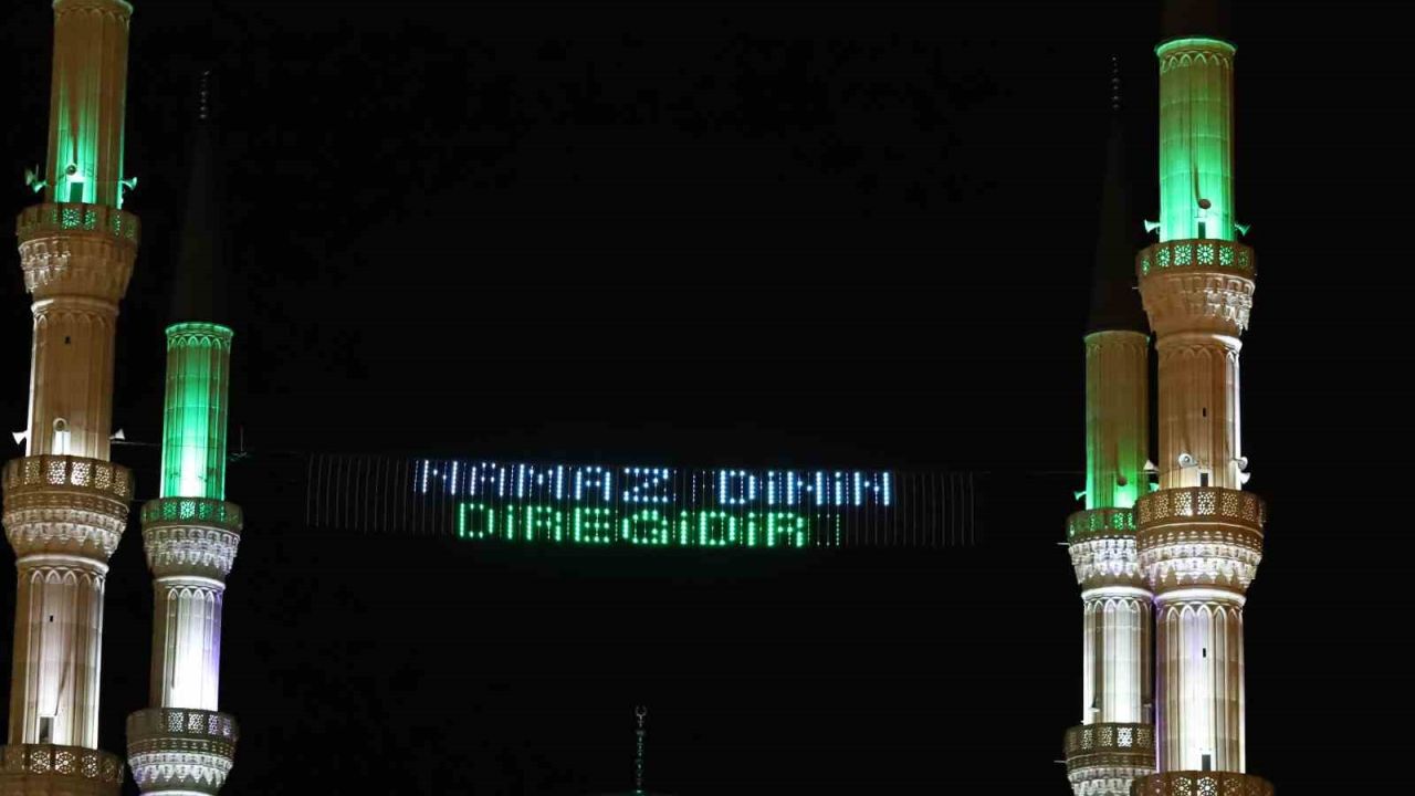 Iğdır Merkez Ulu Camii’ne dijital mahya asıldı