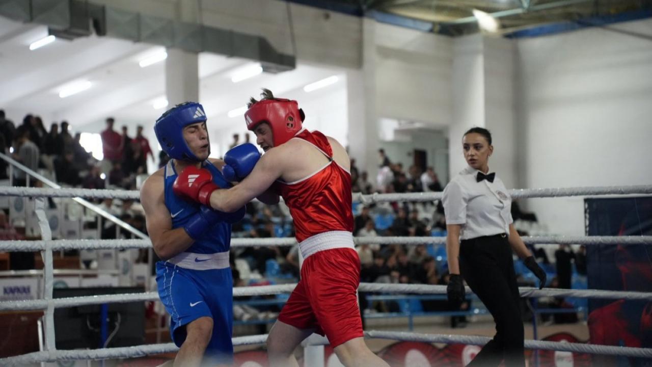 Kars’ta genç boksörler ringde nefes kesiyor