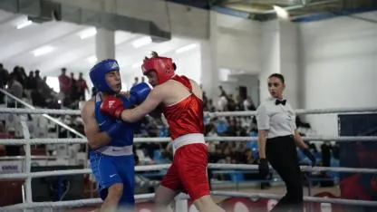 Kars’ta genç boksörler ringde nefes kesiyor