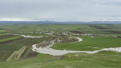 Kars’ta Karahan Çayı 30 yılın rekorunu kırdı: Kalkankale’de ekili araziler sular altında