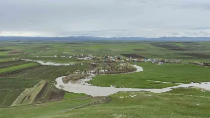 Kars’ta Karahan Çayı 30 yılın rekorunu kırdı: Kalkankale’de ekili araziler sular altında