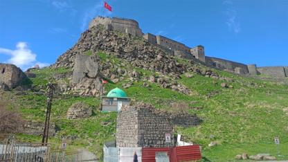 Kars’taki son sur kalıntısı da yıkılmaya yüz tutu