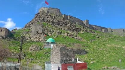 Kars’taki son sur kalıntısı da yıkılmaya yüz tutu