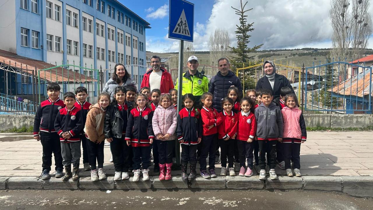 Sarıkamış’ta miniklere güvenli trafik bilinci