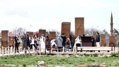 Tarihi Selçuklu Meydan Mezarlığı ziyaretçilerini ağırlıyor