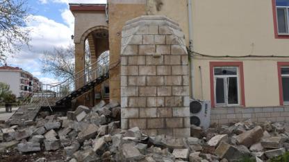 Yıldırım cami minaresini yıktı