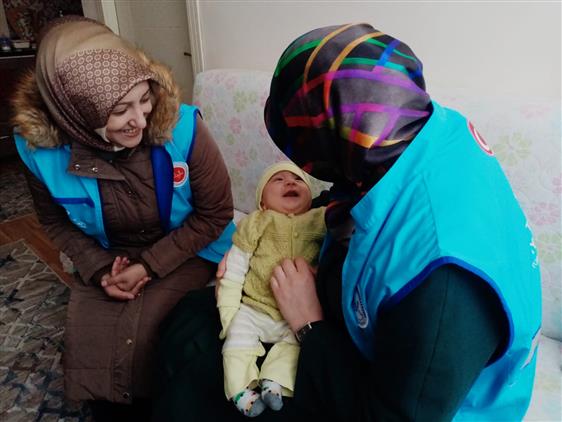 Depremzede aileye bebek bohçası hediye edildi