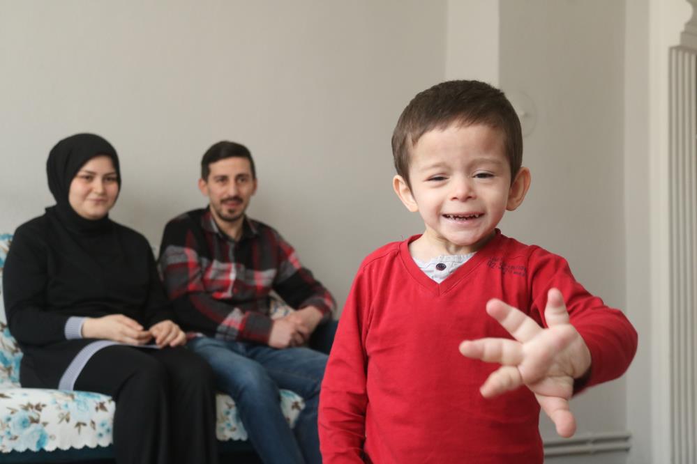 Yaşı yaşına oranla el ve ayakları orantısız büyüyor