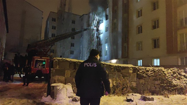Kars'ta korkutan yangın: mahsur kalan 40 kişi kurtarıldı