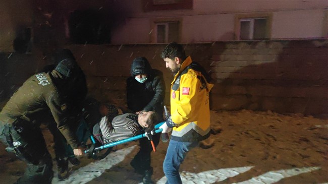 Kars'ta korkutan yangın: mahsur kalan 40 kişi kurtarıldı