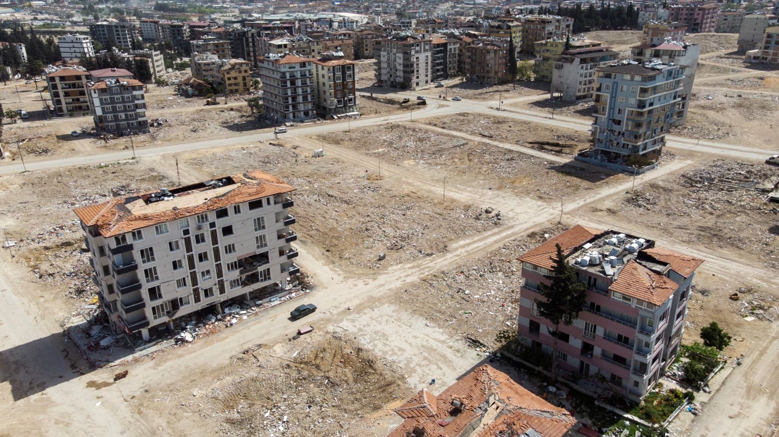 Enkaza dönen kentte adeta meydanlar oluştu