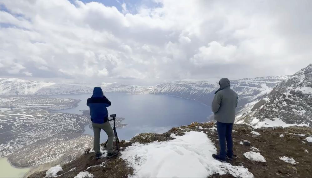Nemrut Dağı ve krater göllerinin muhteşem kar manzarası hayran bırakıyor
